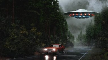Yağmurlu bir günde parlayan mavi ve kırmızı ışıkla uçan uçan bir UFO ve uzaylılardan kaçan ıslak bir yolda giden bir araba.