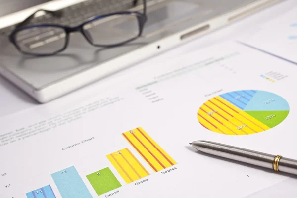 Gráficos financieros y gráficos sobre la mesa —  Fotos de Stock