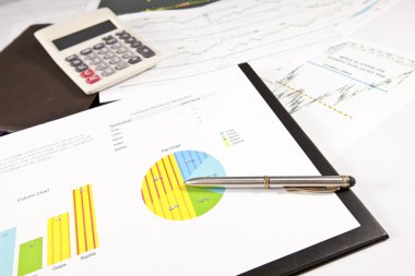 zakenman werken op de rekenmachine