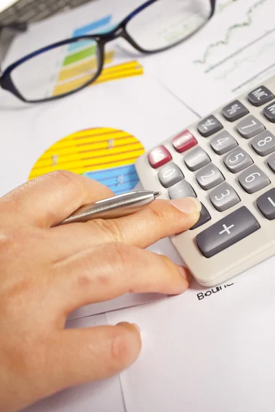 Mann Der Finanzdiagramme Und Diagramme Auf Dem Tisch Editiert — Stockfoto