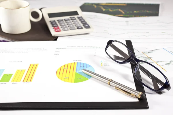 Businessman working on the calculator — Stock Photo, Image