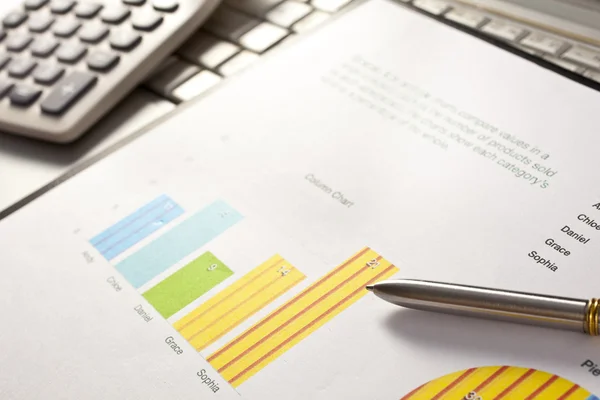 Businessman working on the calculator — Stock Photo, Image