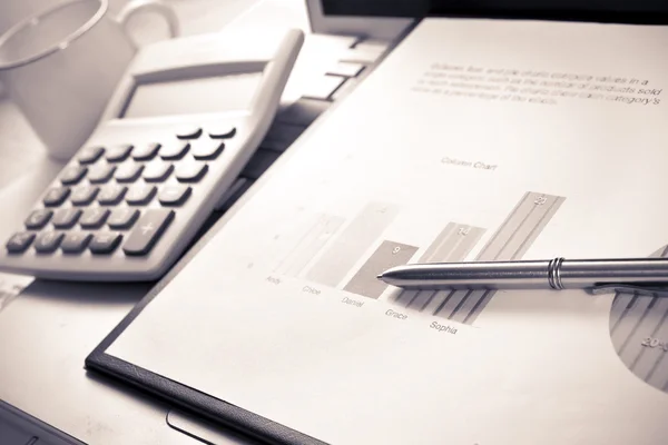 Businessman working on the calculator — Stock Photo, Image