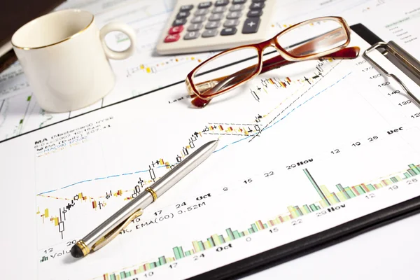 Cuadros Financieros Gráficos Sobre Mesa Área Trabajo Oficina —  Fotos de Stock