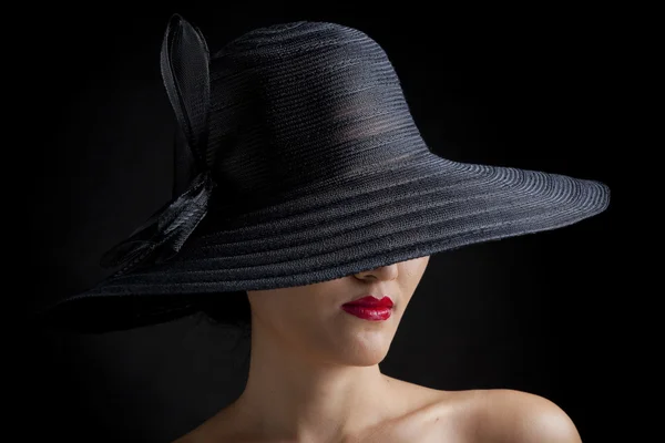 Şapkalı kırmızı dudaklar ile seksi kadın — Stok fotoğraf