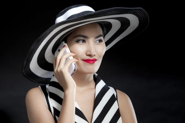 Kvinna pratar i telefon — Stockfoto