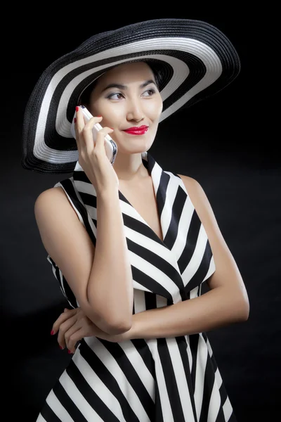 Mujer hablando por teléfono —  Fotos de Stock