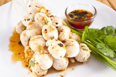 Et topu bir plaka üzerinde