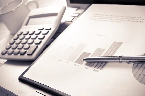 投資チャート 会計と財務の概念を分析するために計算機と彼のラップトップに取り組んでいるビジネスマン — ストック写真