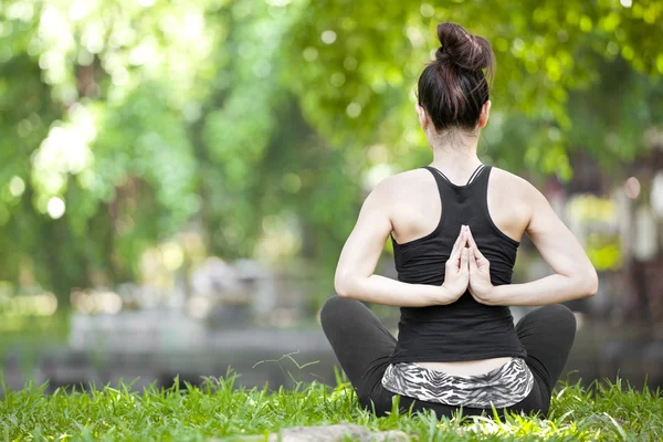 Jeune femme faisant des exercices de yoga — Photo