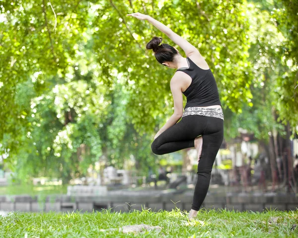 Jonge vrouw doet yoga oefeningen — Stockfoto