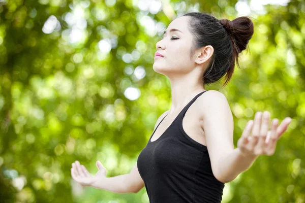 Femme sportive médiatrice dans le parc — Photo