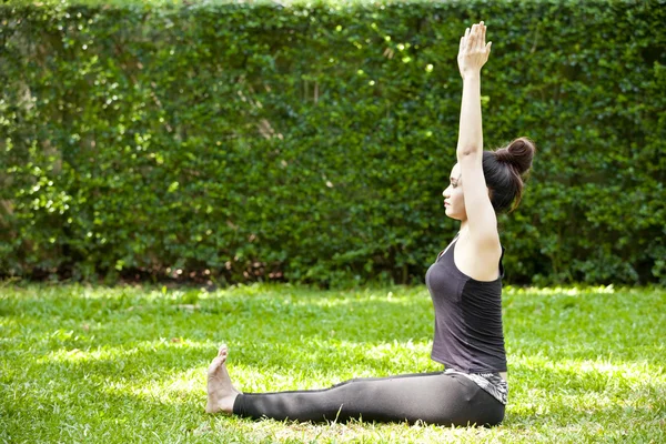Femme sportive pratiquant le yoga — Photo