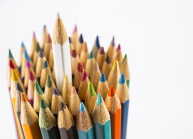 Bir üstte beyaz ile kalemler