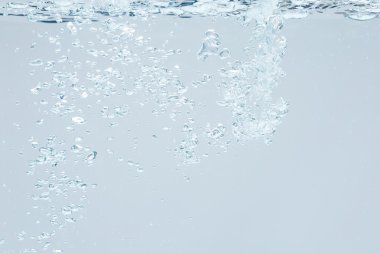 Mavi kabarcıkları suyun altında