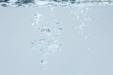 Mavi kabarcıkları suyun altında