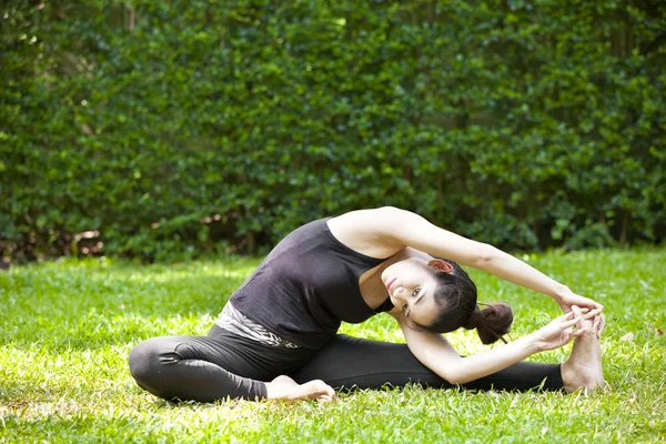 Mulher de esportes praticando ioga — Fotografia de Stock