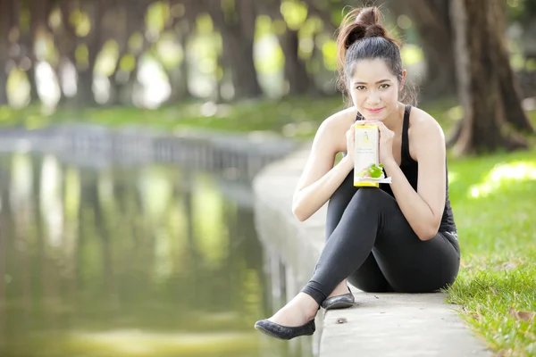 Sports woman at park lake — Stock Photo, Image