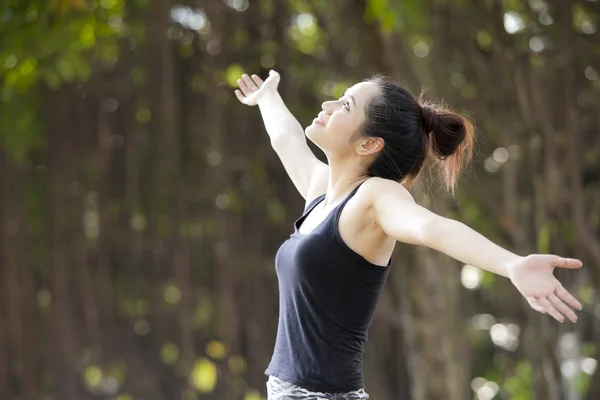 Mujer deportiva mediando en parque — Foto de Stock