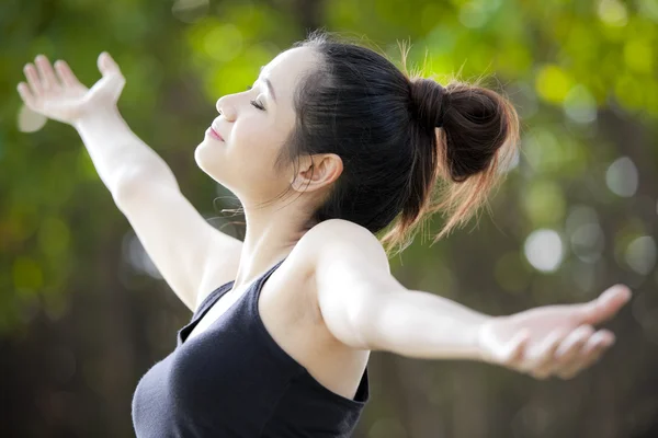 Sports woman mediating in park — Stock Photo, Image