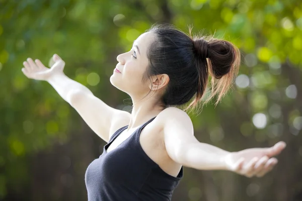 Mujer deportiva mediando en parque — Foto de Stock