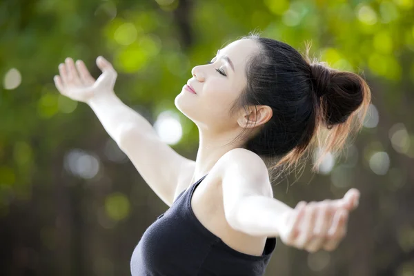 Sports woman mediating in park — Stock Photo, Image