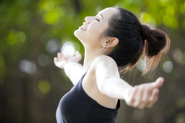 Sports woman mediating in park — Stock Photo, Image