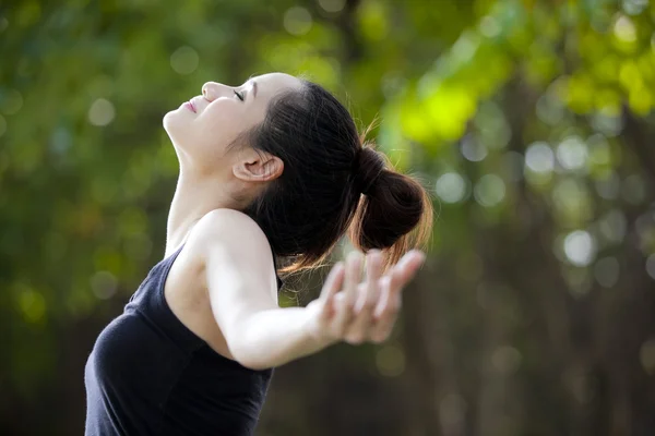 Sports woman mediating in park — Stock Photo, Image