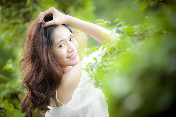 Retrato Hermosa Mujer Asiática Vestido Blanco Posando Parque — Foto de Stock