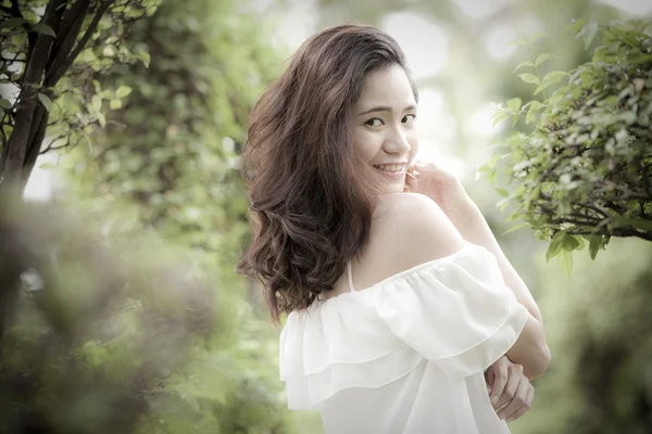 Parkta Kameraya Bakan Beyaz Elbiseli Güzel Asyalı Kadın Portresi — Stok fotoğraf