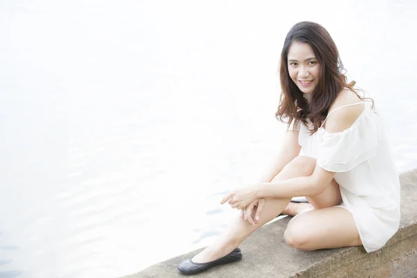 Retrato Hermosa Mujer Asiática Vestido Blanco Cerca Lago Parque — Foto de Stock