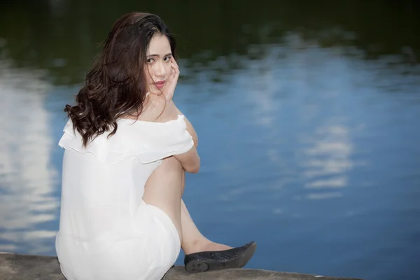 Portrét Krásné Asijské Ženy Bílých Šatech Nedaleko Jezera Parku — Stock fotografie