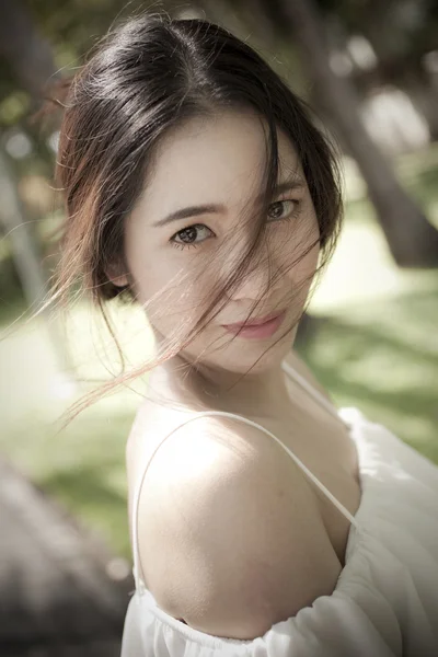 Portrait Belle Femme Asiatique Robe Blanche Regardant Caméra Dans Parc — Photo
