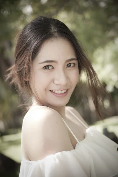Retrato Hermosa Mujer Asiática Vestido Blanco Mirando Cámara Parque — Foto de Stock