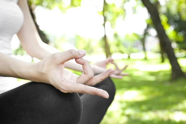 Jeune femme faisant des exercices de yoga — Photo