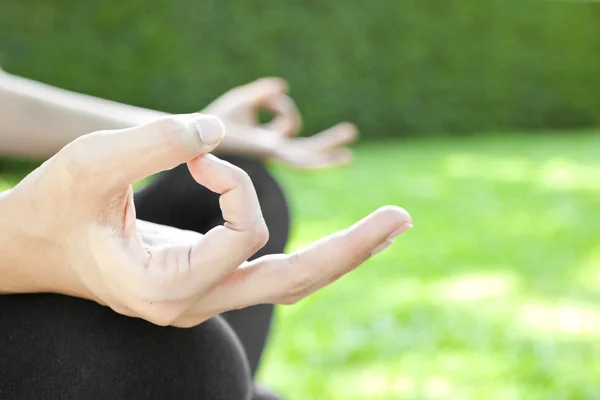 Mujer joven haciendo ejercicios de yoga — Foto de Stock