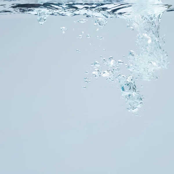 Mavi kabarcıkları suyun altında — Stok fotoğraf