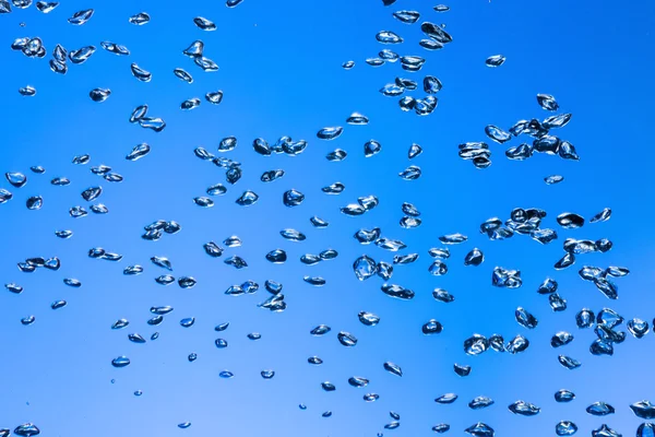 Burbujas azules bajo el agua — Foto de Stock