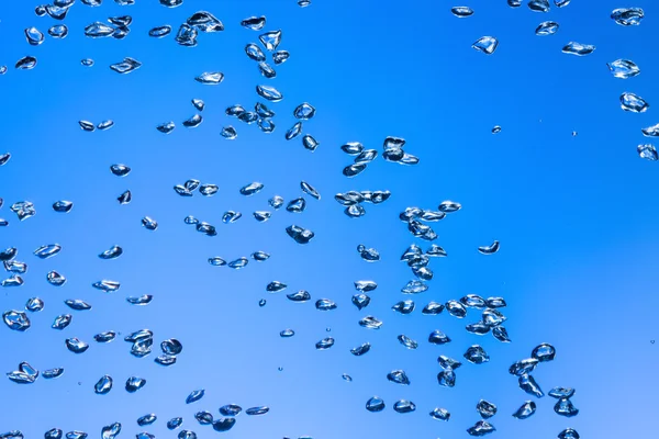 Burbujas azules bajo el agua — Foto de Stock