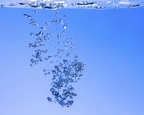 Bolhas azuis subaquáticas — Fotografia de Stock