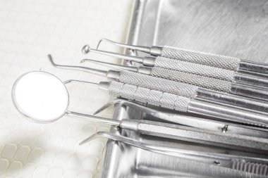 Metalik dişçi araçlarını kapat