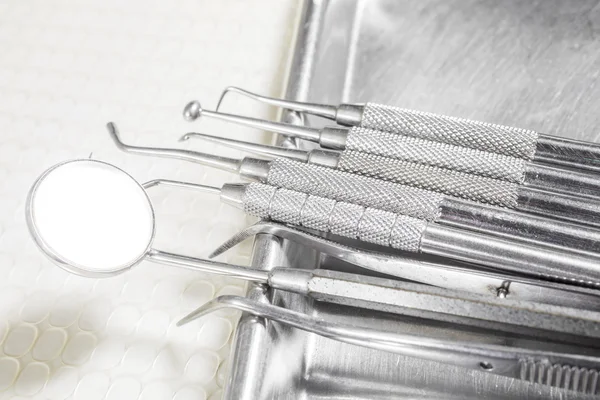 Zahnarztwerkzeuge aus Metall hautnah — Stockfoto