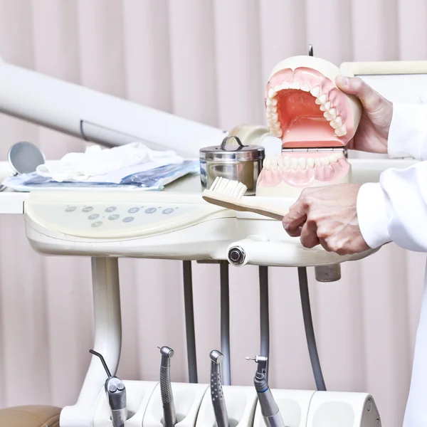 Tandläkare Hålla Tandborste Och Protes Dental Koncept — Stockfoto