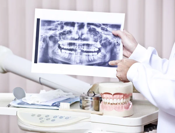 Dentista mostra raio-X — Fotografia de Stock