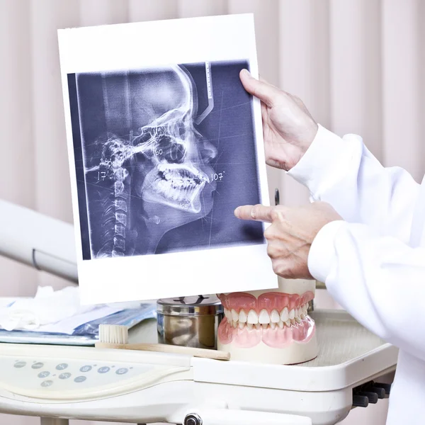 Dentista muestra rayos X —  Fotos de Stock