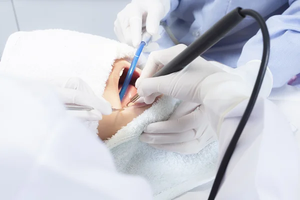 Dentes de mulher e um dentista — Fotografia de Stock