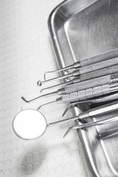 Металлические стоматологические инструменты — стоковое фото