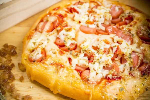 Hausgemachte Pizza fertig zum Essen — Stockfoto