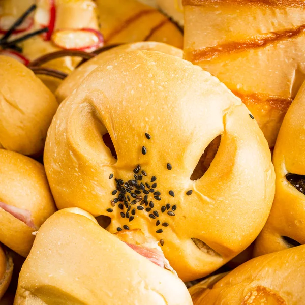 Vers brood op een tafel — Stockfoto