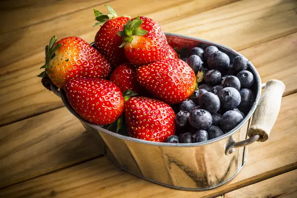 Fresas frescas y arándanos — Foto de Stock